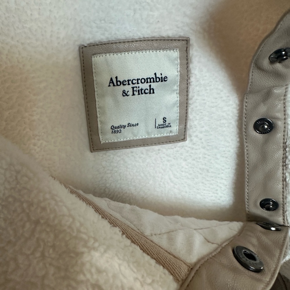 SOLD ON XPOSTAbercrombie & Fitch Cream & Tan Quilted Pullover. Small. EUC. - Picture 13 of 16